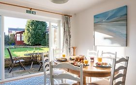 Port View House 3-Bedroom Self Catering Family Home With Garden Near Cardiff